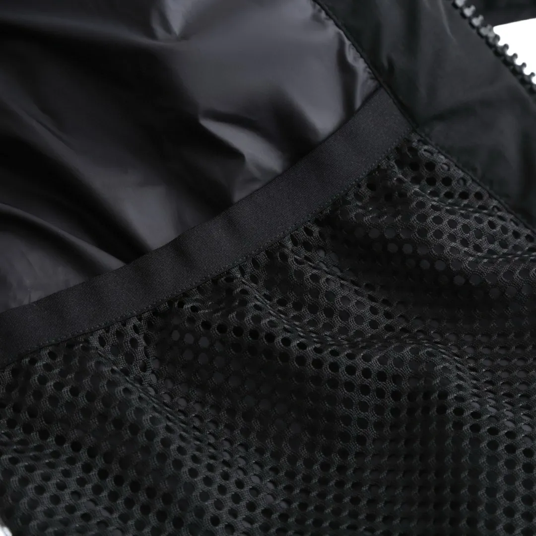 P1010 [Exclusive supply] Canada Goose Black Label Badge Hooded Down Jacket (Black) The high-quality filling is made of 90 national standard high-quality white duck down, selected high-loft velvet, weighing 240g, light and warm, with excellent temperature locking performance and good resilience. The fabric is woven with 400T high-count yarn. After special water-repellent treatment, the surface forms a lotus leaf effect - raindrops will slide down like beads, and snow particles will fall off when touched. The tear resistance reaches 200N (approximately 20kg load-bearing), the light gray matte texture breaks the stereotype of "outdoor clothing = hardcore", and the soft luster presents a high-end matte effect under urban neon lights, seamlessly switching scenes from ski resorts to CBD office buildings. The ribbon is woven with polyester as the base, and the brand letters are decorated on the ribbon through high-precision computer embroidery. The edges of the pattern are clear, the stitches are fine and even, and multiple layers of embroidery thread are stacked to enhance the three-dimensional effect. Precision thread reinforcement prevents linting and ensures the fluffy and resilient elasticity lasts as new. The embedded cuffs are three-dimensionally woven to form a "wavy" elastic structure, which forms natural folds when fitting the wrist, increasing the contact area with the skin, thus improving the windproof effect. At the same time, micro-velvet treatment is added to the inside of the cuffs, which feels like a second layer of skin and avoids friction on the skin from metal zippers or hard fabrics. Size:S-M-L-XL